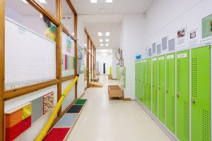 Inakindergarten, Raumfotos, Kita Bülowstrasse, Flur mit Garderobe