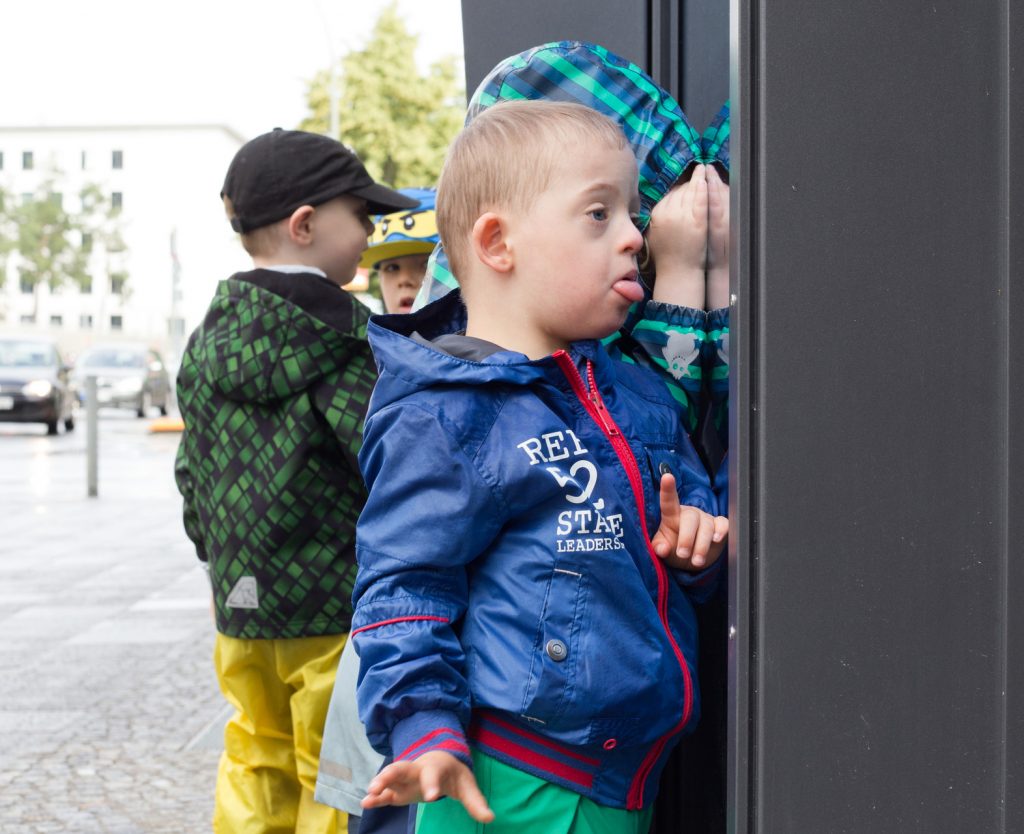 Mehrere Kinder machen einen Ausflug auf der Straße.