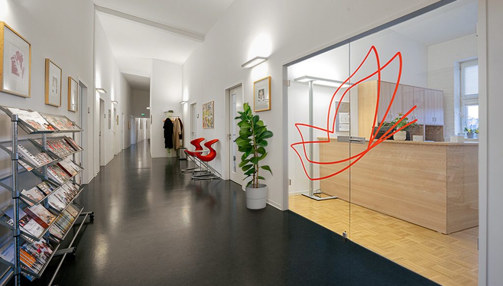 Das Bild ist von einem großen Büro. Das Büro gehört zu Ina Kinder Garten.