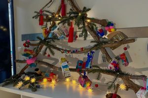 Kinder gestalten eigenen Adventskalender