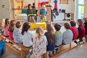 Omas for Future lesen Kindern vor