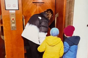 Kinder schauen einen Paternoster-Aufzug an